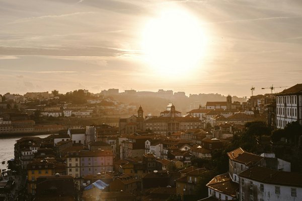 Quels chalets en Savoie offrent des cours de cuisine savoyarde et des randonnées en montagne?